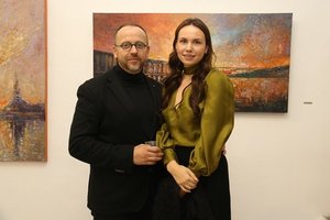 Parodos atidaryme – retai drauge viešumoje matomi aktorius Andrius Žiurauskas su žmona Emilija