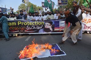 Po grasinimų mirtimi prancūzų policija perkėlė „Charlie Hebdo“ personalo vadovę