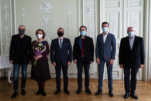 Šeši menininkai pasipuošė garbės ženklais „Nešk savo šviesą ir tikėk“