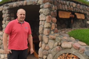 Rokiškėnas įteikė žmonai stilingą automobilį, o tada kieme sukonstravo kai ką neįprasta