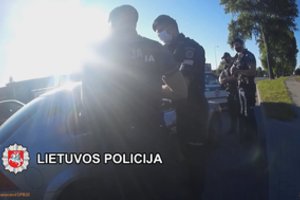 Pareigūnai „nuginklavo“ klaipėdietį: automobilyje ir namuose – šaudmenų gausa