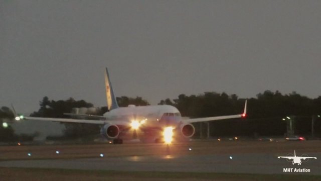 JAV viceprezidento lėktuvas buvo priverstas grįžti į oro uostą: susidūrė su paukščiu
