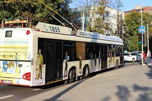 Į Lietuvos miestų gatves išriedėjo rinkimų autobusai: VRK skelbia konkursą