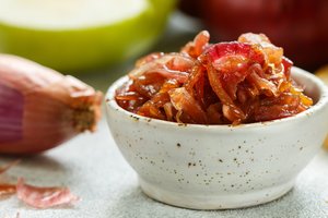 3 patiekalai, kuriuose pirmuoju smuiku groja svogūnai: nuo sriubos iki pagardo