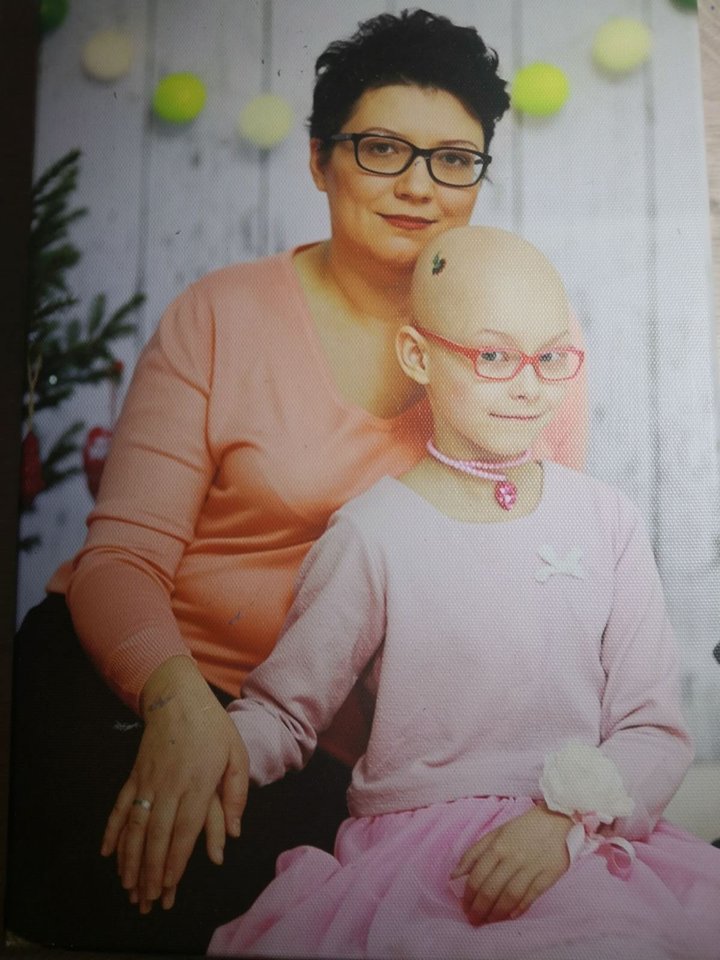  Julijos mama Snežana nusikirpo plaukus trumpai norėdama padrąsinti savo dukrą, kuri neteko jų dėl chemoterapijos.<br> Asmeninio archyvo nuotr.