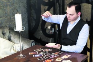 Iš ekranų dingęs magas Nicholas Kinas sukūrė gyvenimo problemas sprendžiančias kortas 