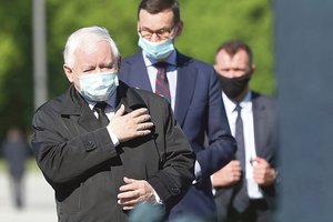 Lenkijos vyriausybės likimas pakibo ant plauko – rietenos gali nuvesti į naujus rinkimus