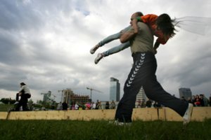 Tai vis dar nesibaigia – jos dirba tiek pat, bet už juos uždirba gerokai mažiau 