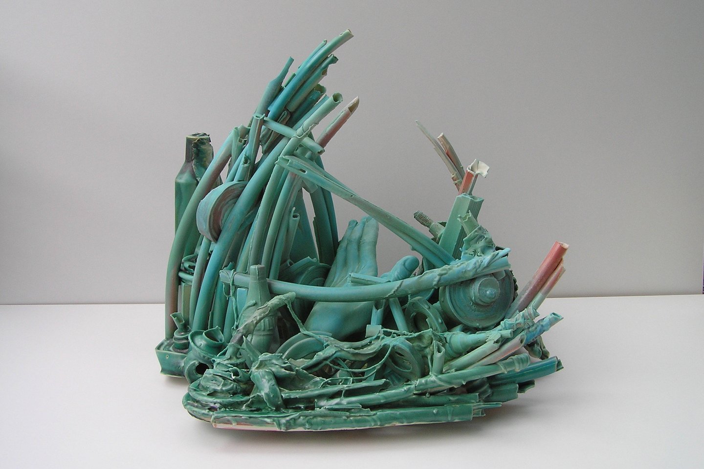 R.Pakarklytės porceliano darbas "Atostogų rojus, 2005", sukurtas po cunamio Azijoje 2004 m.<br> Organizatorių nuotr.