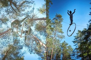 Verta pamatyti – populiarus skulptorius didžiules figūras įkėlė į Europos parko medžius