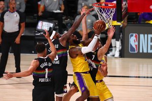 Lyderių vedama „Lakers“ atsidūrė per žingsnį nuo NBA finalo