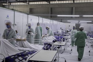 Prancūzijoje užregistruota rekordiškai daug užsikrėtimų, suvaržymai kelia nepasitenkinimą