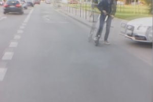 Per plauką nuo tragedijos: autobuso vairuotojas užfiksavo, kaip pavojingai Vilniaus gatvėmis nardė paspirtukininkas