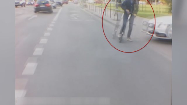 Paspirtukininkai nepasimoko: nufilmavo, kaip Vilniuje vyras nėrė tiesiai po autobuso ratais