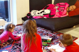 Žinomas tėtis pasidalijo idėja: štai kuo užimti vaikus, kol jūs miegate