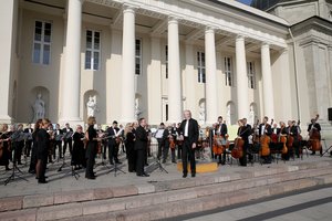 Vilniaus Katedros aikštėje LVSO naujo sezono pristatymą lydėjo ovacijos 