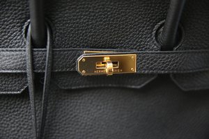 Pardavinėję netikras „Hermes“ rankines buvę įmonės darbuotojai – nuteisti