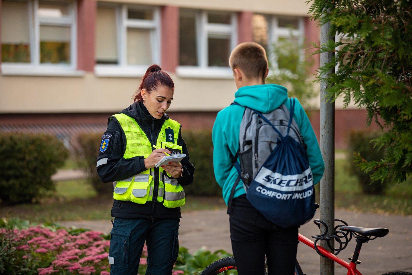Tikrino kaip eismo taisyklių reikalavimų laikosi į pamokas dviračiais ir paspirtukais atvažiuojantys moksleiviai.<br>Klaipėdos apskrities policijos nuotr.