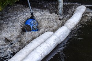 Už Neries taršą plastiku „Vilniaus vandenims“ teks atlyginti 82 tūkst. eurų žalą