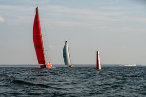 Gotlando lenktynių iššūkis: „Ambersail 2“ ir „Sailing Poland“ pradėjo bekompromisę kovą Klaipėdos uoste