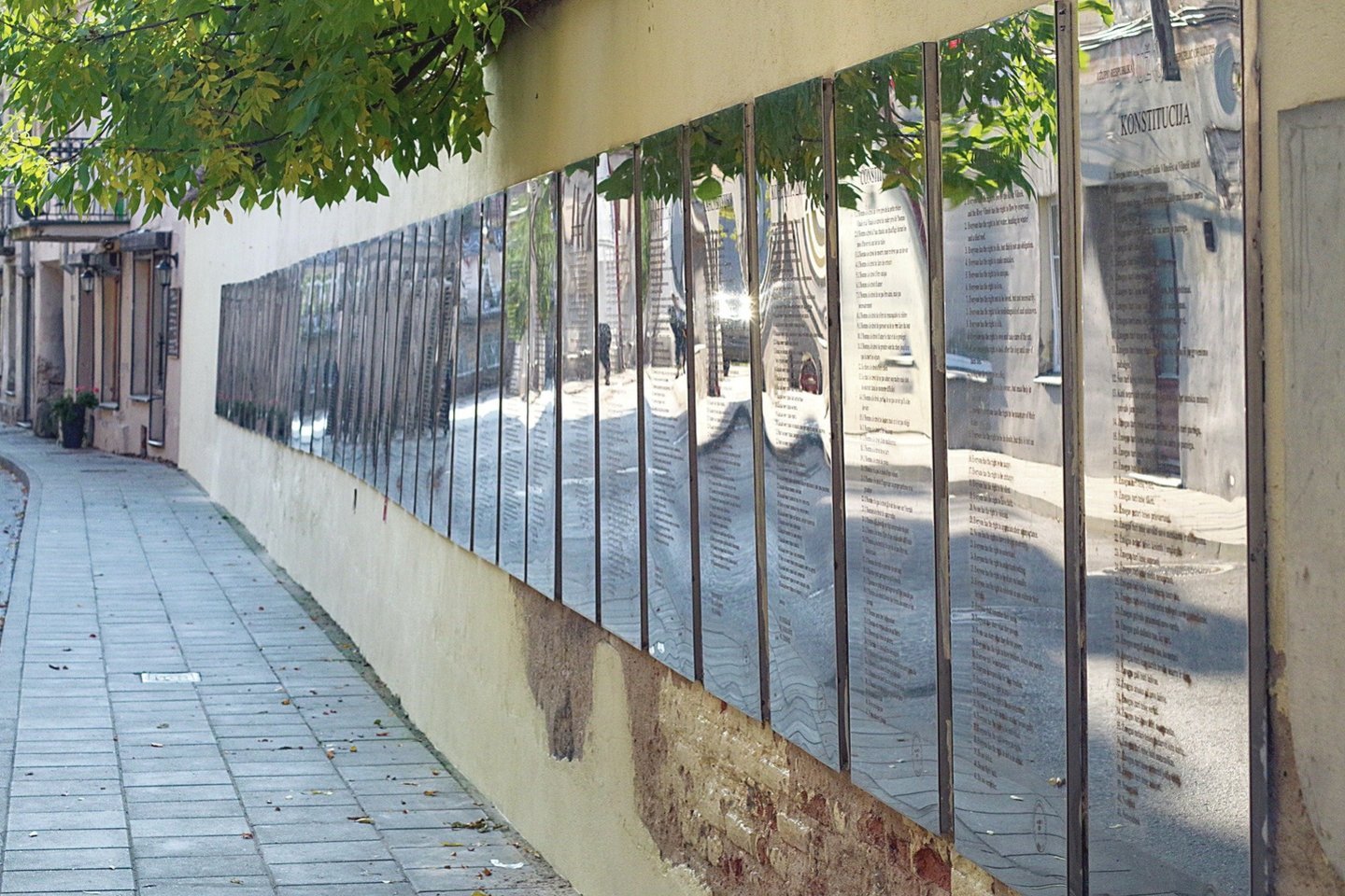 Užupio respublikos konstitucijos vertimas į čekų kalbą yra 38 lenta, pakabinta ant sienos Paupio gatvėje.<br>T.Bauro nuotr.