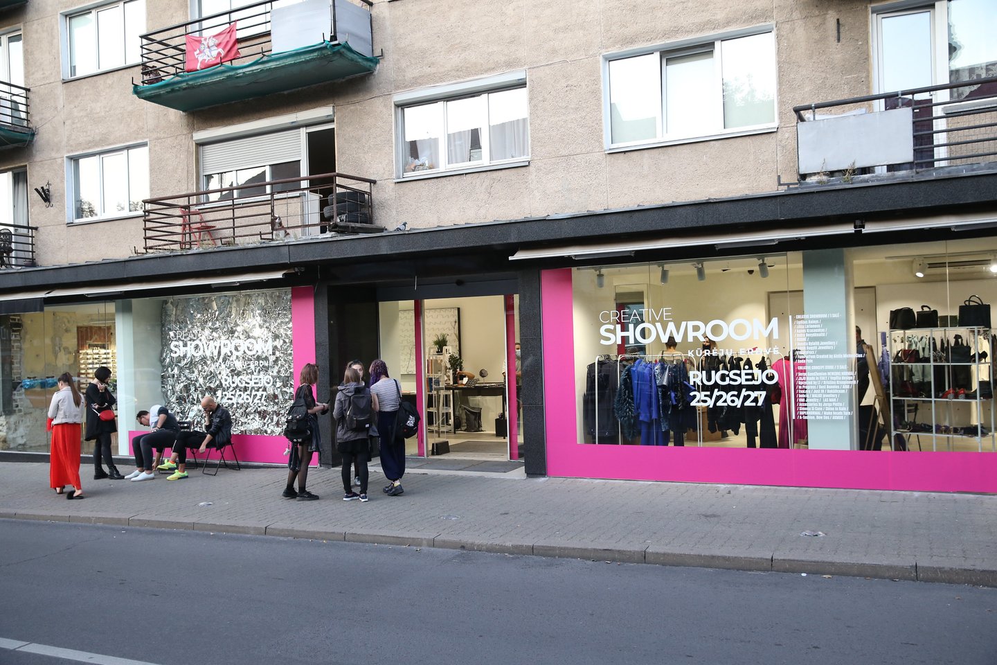 „Creative Showroom“ kūrėjų erdvė trims dienoms įsikūrė po vienu stogu sostinės Vokiečių gatvėje.<br>R.Danisevičiaus nuotr.