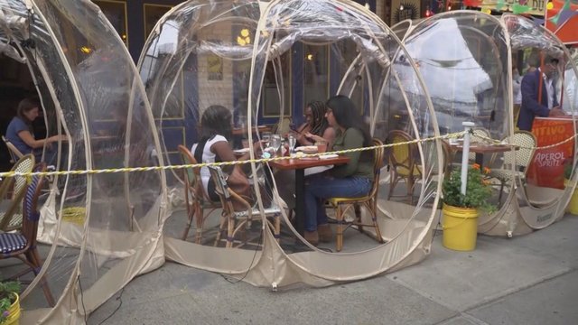 Koronaviruso pandemijos paveiktas restoranas siūlo vakarienę plastiko burbule