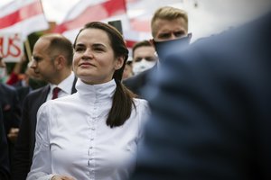 Baltarusijos moterys simboliškai prezidente „inauguruos“ S. Cichanouskają