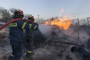 Netoli Atėnų kilo didelis gaisras
