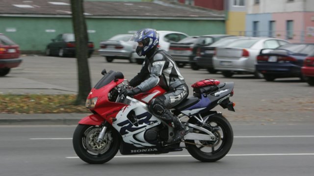 Seime rengiamasi švelninti sąlygas norintiems vairuoti motociklus: ekspertai abejoja