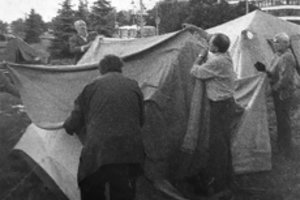 Instaliacija ir paroda „Palapinė yra vėliava“ kviečia prisiminti legendinį „Inkaro“ fabriko darbuotojų streiką