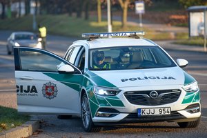 Utenoje policijai įkliuvo girtas prie vairo sėdęs karys