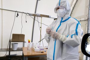 Epidemiologai atsekė, kur lankėsi užsikrėtusieji koronavirusu: nuo lėktuvo ir baseino iki parduotuvių ir bažnyčios