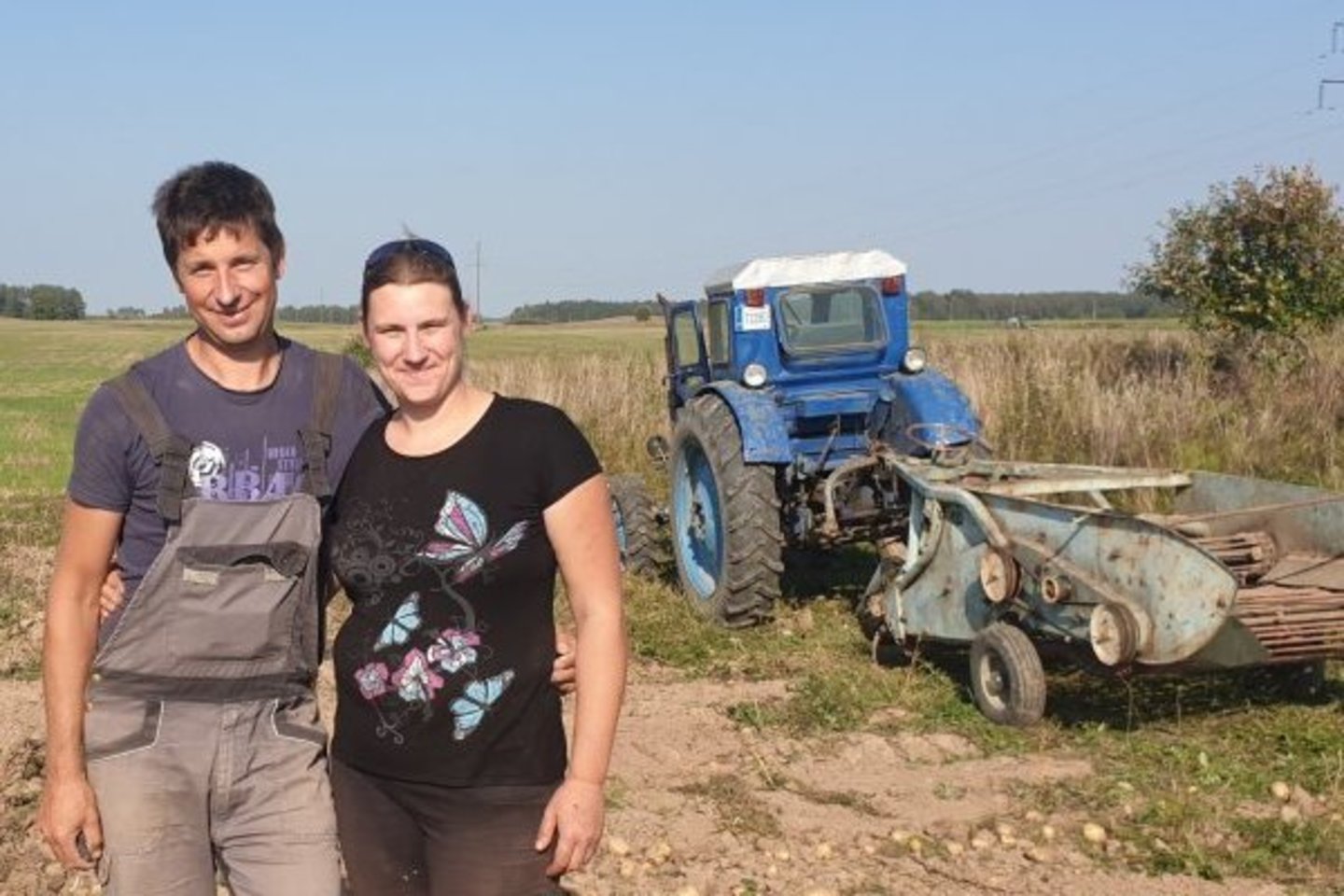 Pirmus metus ūkininkaujantys A.Kochanskienė ir D.Kasiulis kol kas visus ūkio darbus nudirba savo jėgomis.<br>E.Pavilonienės/rokiskiosirena.lt nuotr.