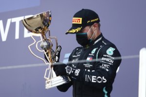 Rusijos lenktynėse L. Hamiltoną žemyn nustūmė teisėjų sankcijos, pergalę šventė suomis