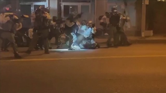 Užfiksavo policijos žiaurumą: skydu talžė gulintį ant žemės vyrą