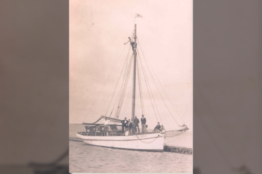 1926 m. Klaipėdos jūrų skautų burlaivis „Budys“ išplaukė į pirmąjį reisą į Liepoją. Ši data laikoma Lietuvos jūrinio buriavimo pradžia. Laivą skautams nupirko Lietuvos moterų sąjunga tautiniam laivynui remti. Mažosios Lietuvos šviesuolio Vydūno siūlymu laivas gavo vardą „Budys“ – nuo skautų šūkio „Budėk!“.<br>wikipedia