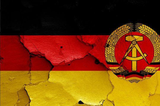 1990 m. suvienyta Vokietija – Vokietijos Demokratinė Respublika prijungta prie Vokietijos Federacinės Respublikos. Suvienyta Vokietija liko NATO ir Europos Sąjungos nare. Sąlygose buvo numatyta išvesti SSRS kariuomenę iš buvusios VDR teritorijos iki 1995 m. (išvesta metais anksčiau). Vokietijoje švenčiama nacionalinė šventė – Vokietijos suvienijimo diena.<br>123rf