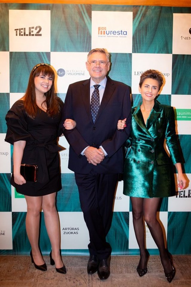 Vidmantas Martikonis su dukromis Gabriele ir Vidmante.<br>„Jaunimo linijos“ nuotr.