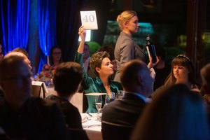 Vidmantė Martikonytė dovanojo šimtmetį skaičiuojantį porcelianą „Jaunimo linijos“ labdaros aukcionui