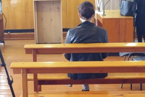 Mažametį sūnų užrakinusi ir į linksmybes su draugu patraukusi moteris tikino: į alkoholį nebežiūri