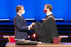 E. Macronui suteiktas VU garbės daktaro vardas