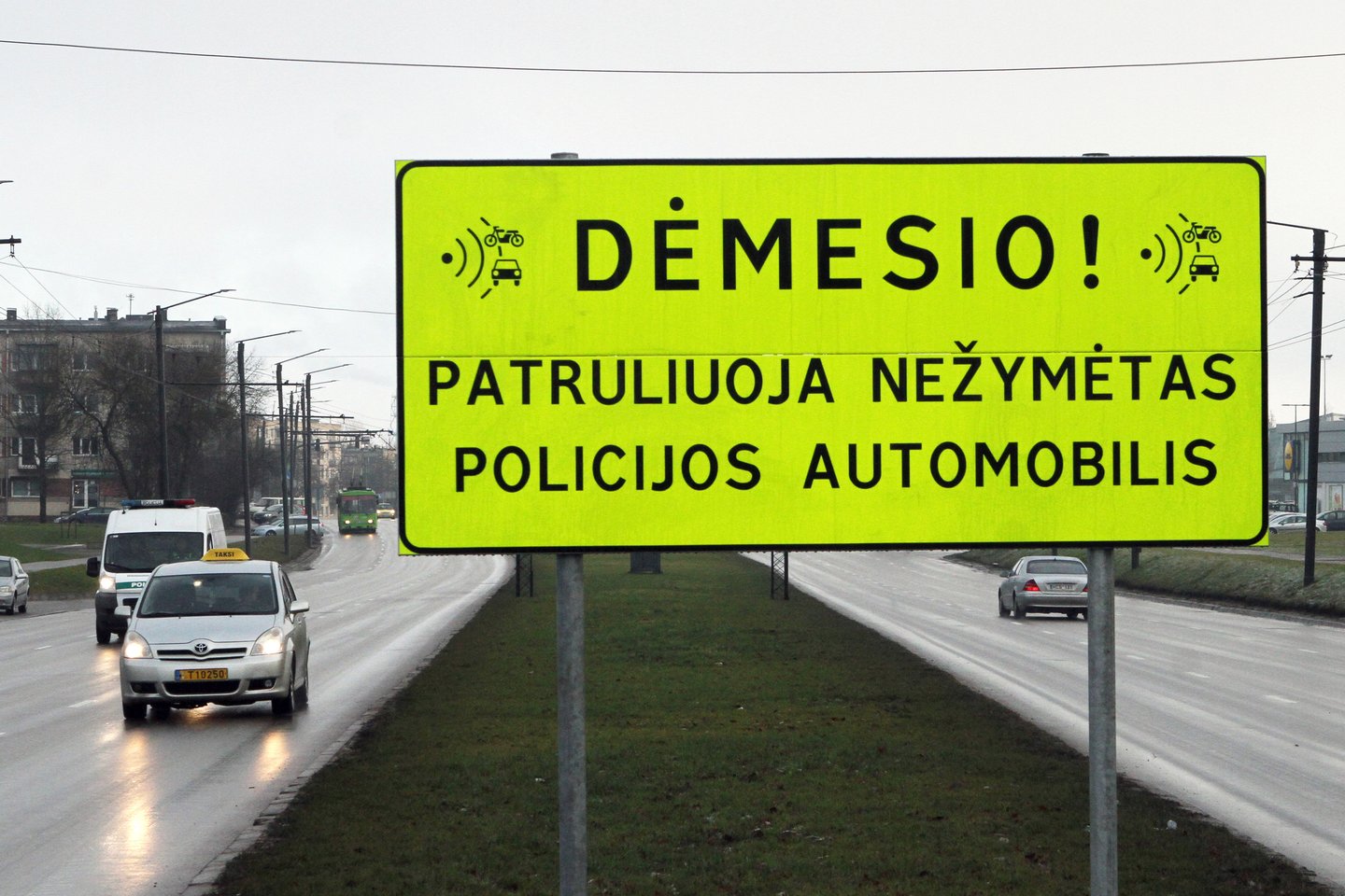 Ne vienas vairuotojas skundžiasi Lietuvos policijos naudojamais mobiliais trikojais greičio matuokliais arba nežymėtais policijos automobiliais.<br>M.Patašiaus nuotr.