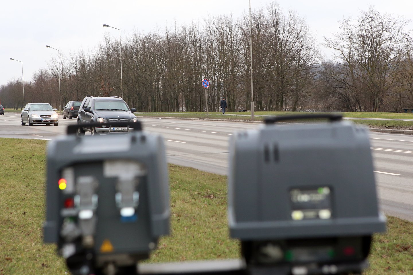 Ne vienas vairuotojas skundžiasi Lietuvos policijos naudojamais mobiliais trikojais greičio matuokliais arba nežymėtais policijos automobiliais.<br>M.Patašiaus nuotr.