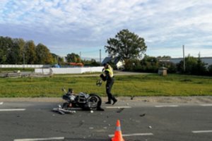 Prie Kauno motociklas rėžėsi į automobilį, vienas vairuotojas išvežtas į ligoninę