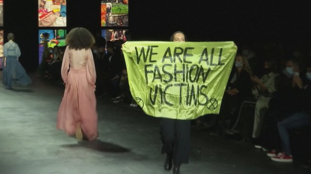Klimato aktyvistai sujaukė „Christian Dior“ mados šou