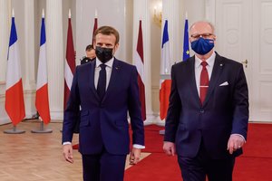 E. Macronas Rygoje: nesame naivūs, bet reikia atnaujinti dialogą su Rusija