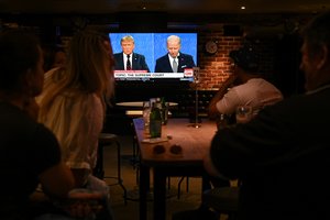 Apklausa: dauguma žiūrovų palankiai įvertino J. Bideno pasirodymą debatuose su D. Trumpu