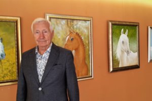 Namus pasistatęs ir baldus išsidrožęs tautodailininkas tapo skriejančius žirgus