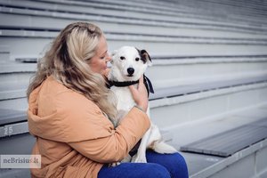 Susigūžęs prieglaudos kamputyje, galvos nepakeliantis šuniukas ištirpdė Lauros širdį